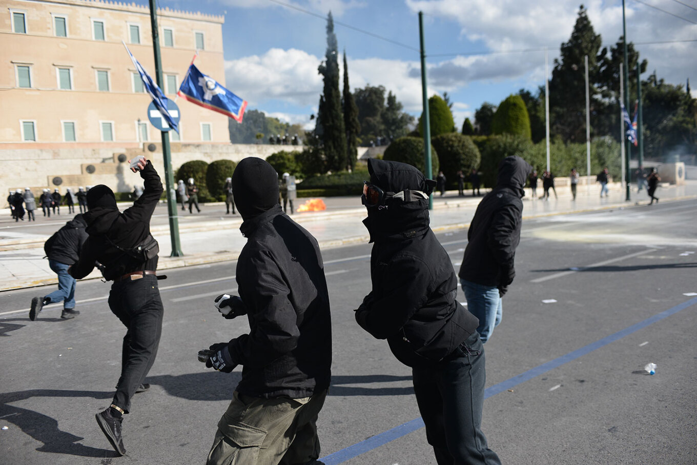 Μέχρι τώρα έχουν γίνει τουλάχιστον 9 προσαγωγές.