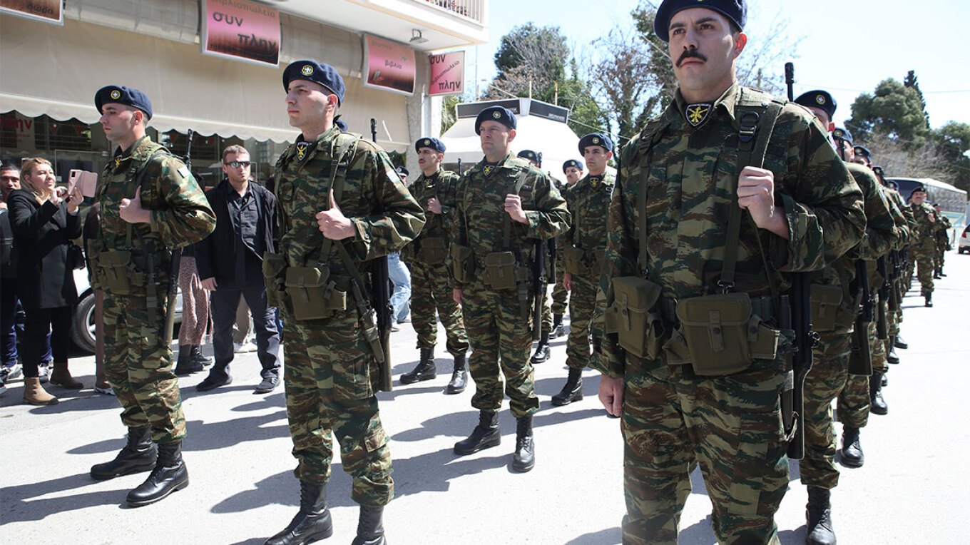 Ο Κασσελάκης παρέλασε με άγημα στη Θήβα