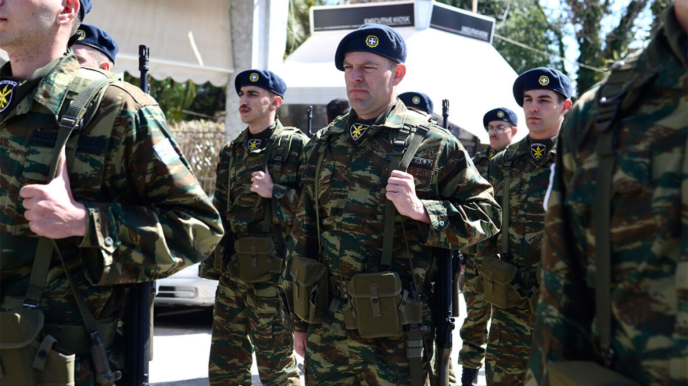 Ο Κασσελάκης παρέλασε με άγημα στη Θήβα