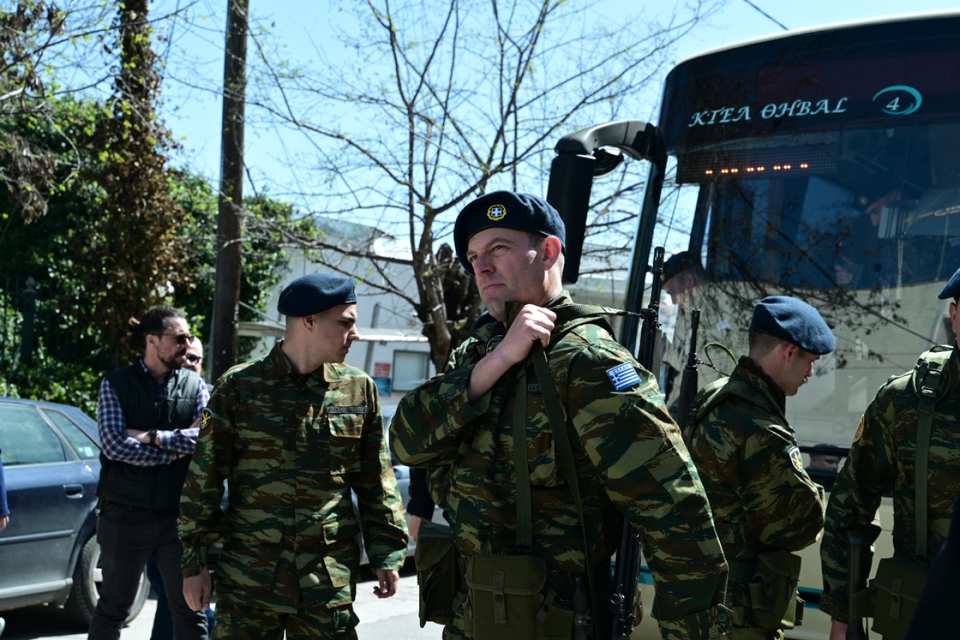 Στον κεντρικό δρόμο της Θήβας παρέλασε στις 12 το μεσημέρι ο Στέφανος Κασσελάκης, με αφορμή τον εορτασμό της εθνικής επετείου της 25ης Μαρτίου. O πρόεδρος του ΣΥΡΙΖΑ συμμετείχε σε στρατιωτικό άγημα 36 ατόμων που, κατά πληροφορίες, αποτελούνταν από νεοσύλλεκτους του Κέντρου Εκπαίδευσης στη Θήβα.