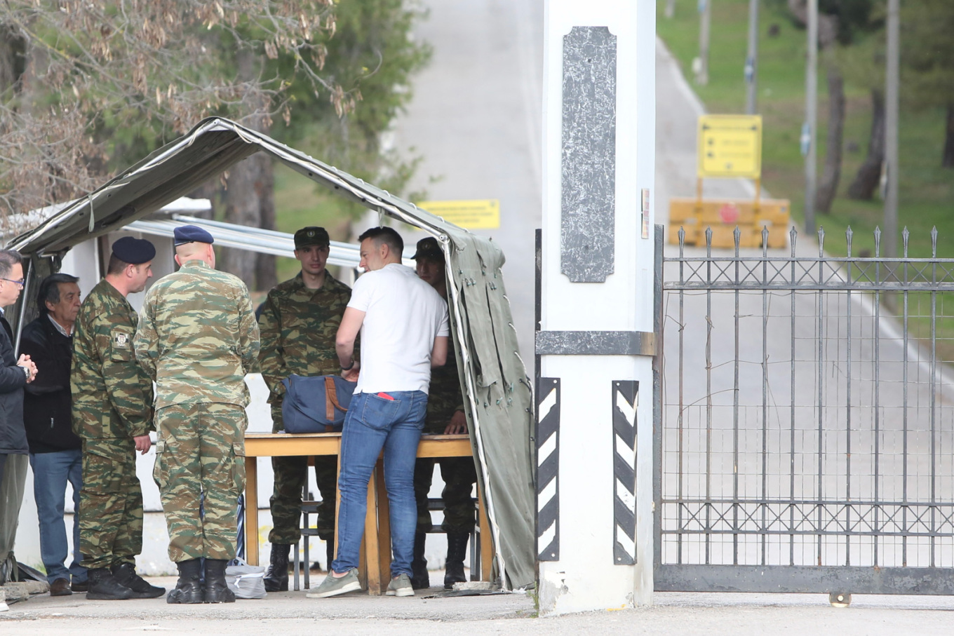 Ο Κασσελάκης πέρασε την πύλη του στρατοπέδου στη Θήβα