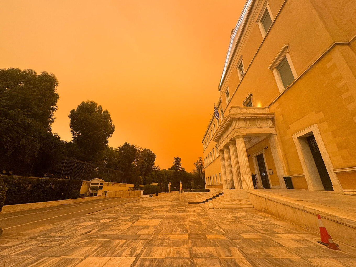 Στο έλεος της αφρικανικής σκόνης και η Αθήνα – Αποπνικτική ατμόσφαιρα