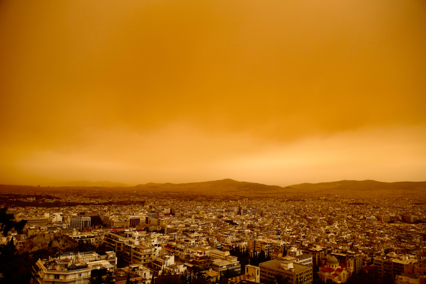 Στο έλεος της αφρικανικής σκόνης και η Αθήνα – Αποπνικτική ατμόσφαιρα