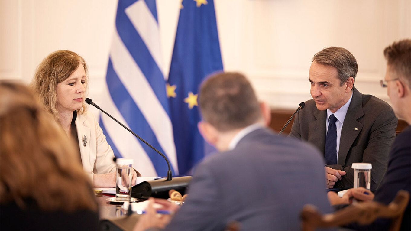 Με την Αντιπρόεδρο της Ευρωπαϊκής Επιτροπής, αρμόδια για τις Αξίες και τη Διαφάνεια, Věra Jourová, είχε συνάντηση το πρωί στο Μέγαρο Μαξίμου ο Κυριάκος Μητσοτάκης.