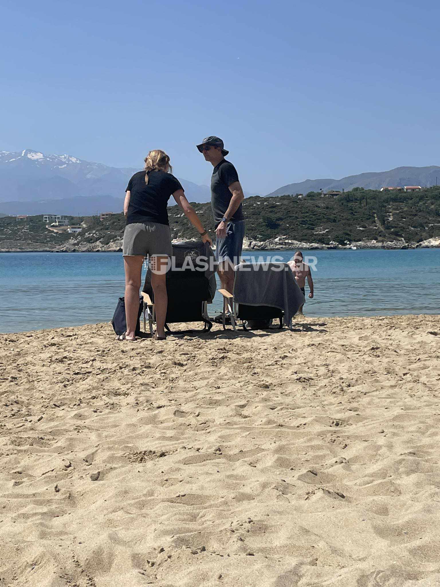 Μητσοτάκης: Στο Μαράθι στα Χανιά για ανοιξιάτικο μπάνιο μαζί με τη σύζυγό του