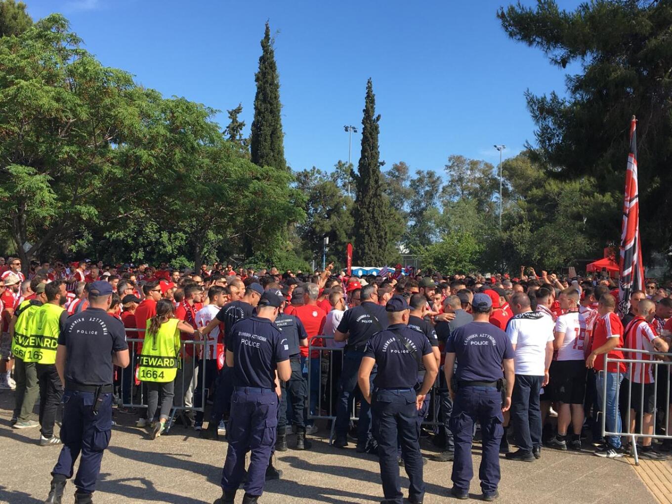 Χιλιάδες φίλαθλοι του Ολυμπιακού στο ΣΕΦ