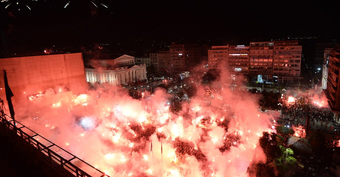 Φλέγεται ο Πειραιάς, η γιορτή ξεκίνησε μετά τον θρίαμβο του Ολυμπιακού