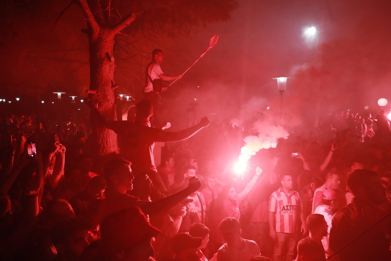 «Ξέφρενοι» πανηγυρισμοί από τους φιλάθλους 