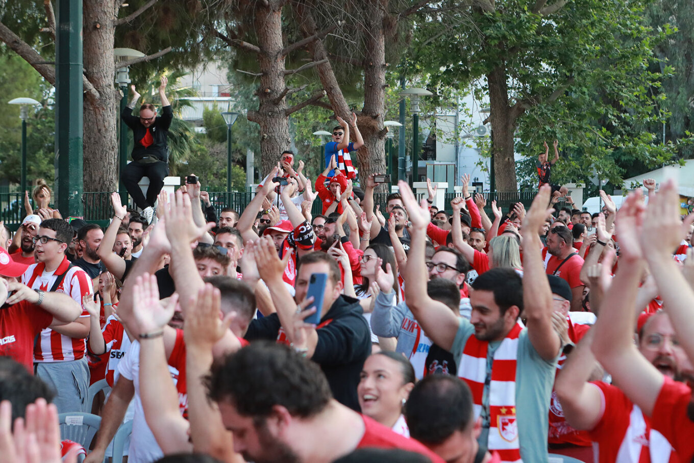 Πειραιάς: Γεμάτη από φιλάθλους του Ολυμπιακού η πλατεία Κοραή