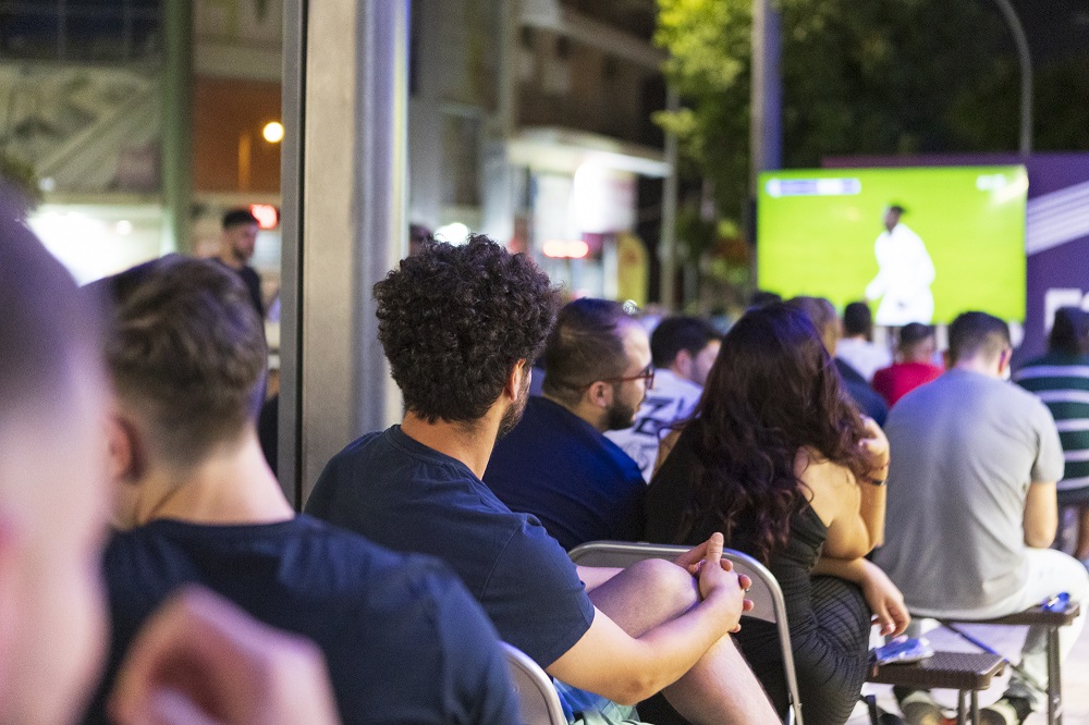 Πλήθος κόσμου βρέθηκε στο κατάστημα ΟΠΑΠ στη Νίκαια για τον αγώνα της Σκωτίας απέναντι στην Ελβετία