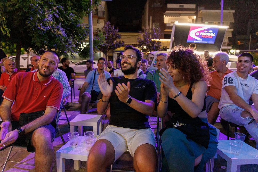 Πλήθος κόσμου βρέθηκε στο κατάστημα ΟΠΑΠ στο Αιγάλεω για να παρακολουθήσει τους αγώνες του Ευρωπαϊκού