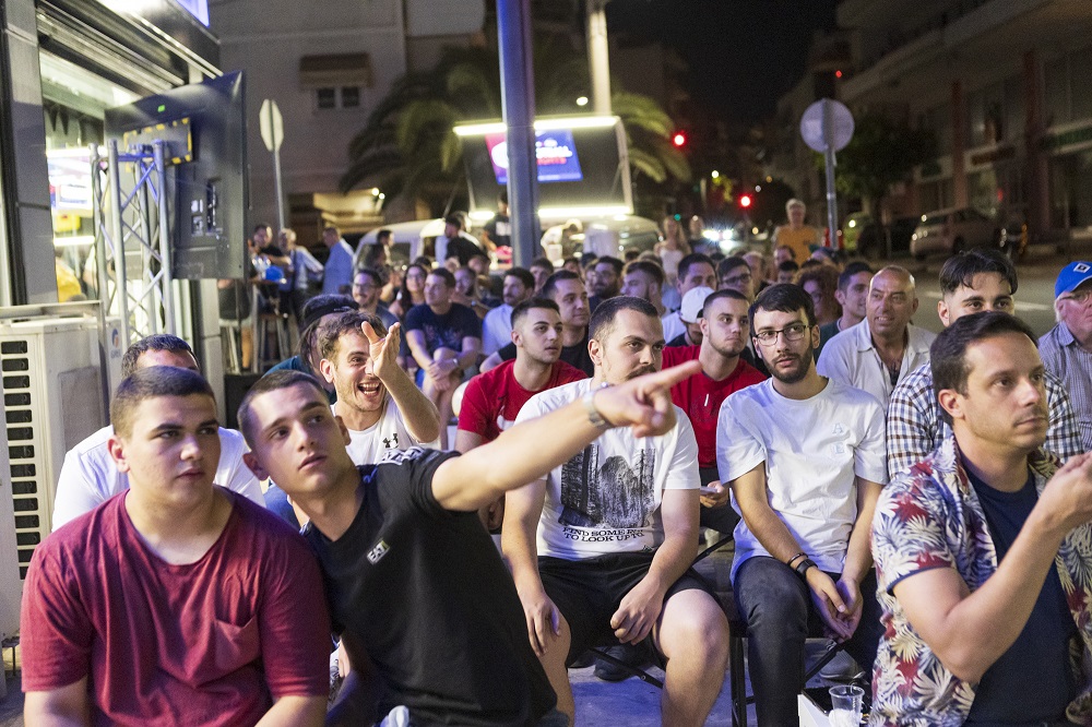 Πλήθος κόσμου βρέθηκε στο κατάστημα ΟΠΑΠ στη Νίκαια για τον αγώνα της Σκωτίας απέναντι στην Ελβετία