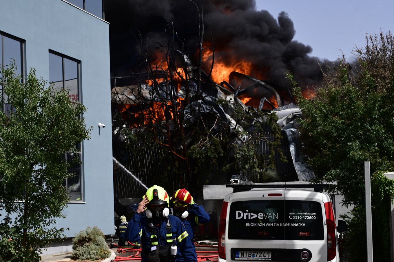 Κηφισιά: Μεγάλη φωτιά μετά από έκρηξη σε εργοστάσιο