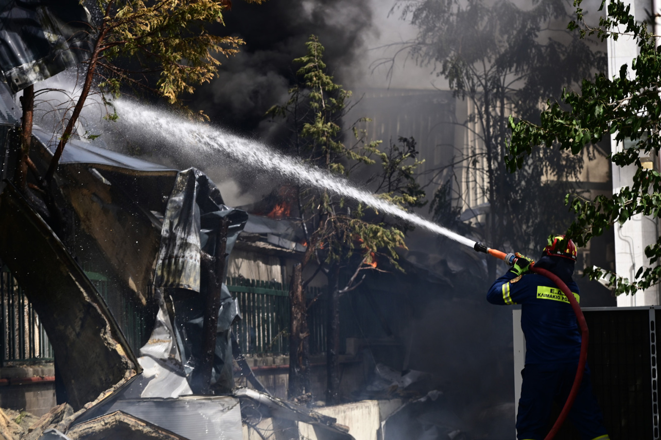 Κηφισιά: Μεγάλη φωτιά μετά από έκρηξη σε εργοστάσιο