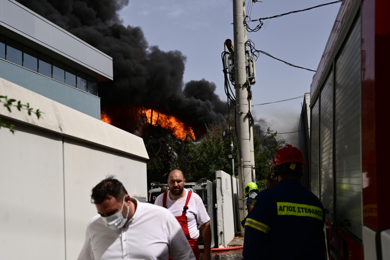 Κηφισιά: Μεγάλη φωτιά μετά από έκρηξη σε εργοστάσιο