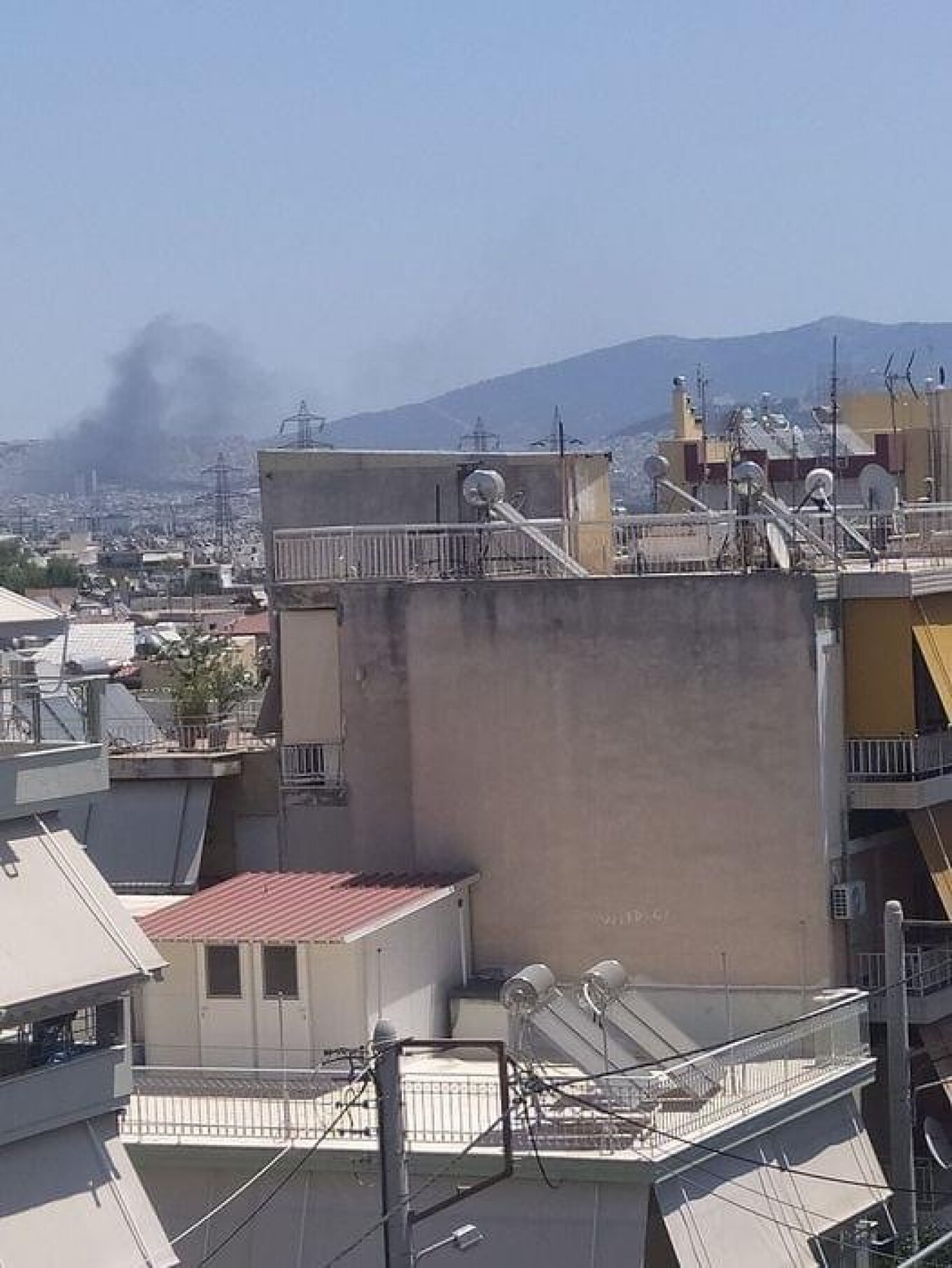 Υπό έλεγχο η φωτιά σε εγκαταλελειμμένο κτήριο στην Ευελπίδων