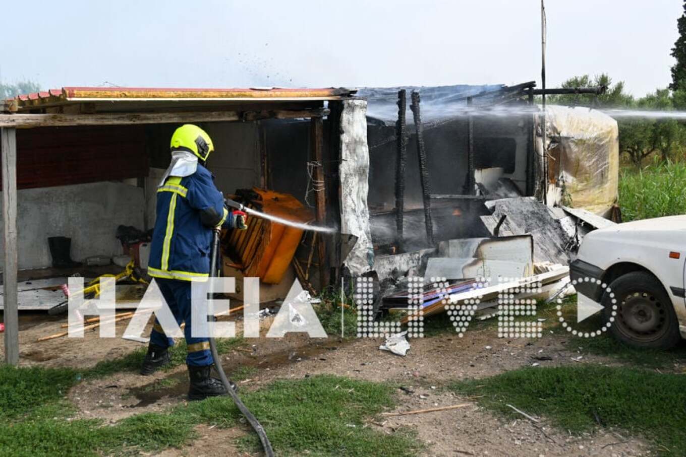 Η οργή άλλωστε από συγγενείς και φίλους της οικογένειας της 11χρονης ξεχειλίζει, όπως φάνηκε και χθες, όταν επιχείρησαν να λιντσάρουν τον 37χρονο δολοφόνο, την ώρα που έφτανε με περιπολικό στα δικαστήρια, προκειμένου να απολογηθεί. Για τον λόγο αυτό, μάλιστα, χρειάστηκε να μεταβεί ο εισαγγελέας στην Αστυνομική Διεύθυνση, προκειμένου να του απαγγείλει κατηγορίες.  Στο σημείο μετέβησαν δυνάμεις της Πυροσβεστικής Υπηρεσίας Πύργου, που έθεσαν τη φωτιά υπό έλεγχο.   Κανένα μέλος της οικογένειας του 37χρονου δεν 