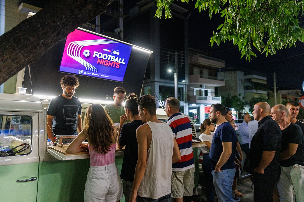 Πλήθος κόσμου παρακολούθησε την αναμέτρηση Πορτογαλία-Γαλλία στο κατάστημα ΟΠΑΠ στο Περιστέρι