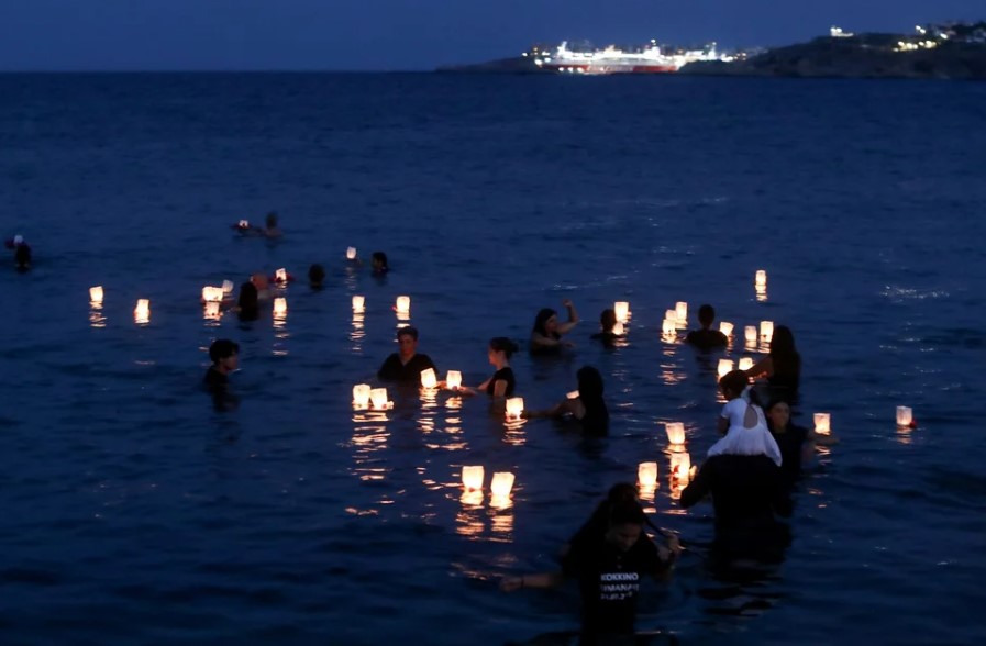 Συγκλονιστικές εικόνες στο Μάτι: 104 φαναράκια στη θάλασσα για τα θύματα της φονικής φωτιάς