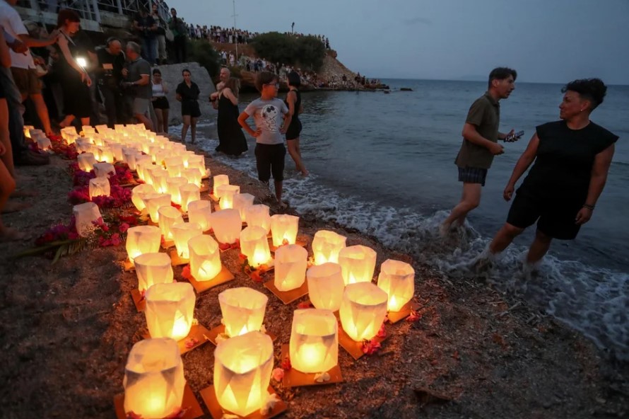 Συγκλονιστικές εικόνες στο Μάτι: 104 φαναράκια στη θάλασσα για τα θύματα της φονικής φωτιάς