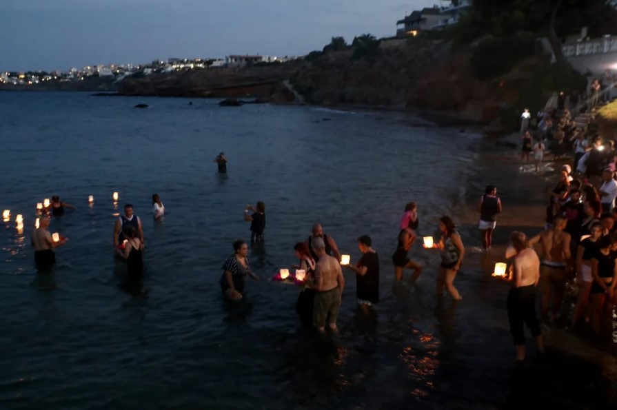 Συγκλονιστικές εικόνες στο Μάτι: 104 φαναράκια στη θάλασσα για τα θύματα της φονικής φωτιάς