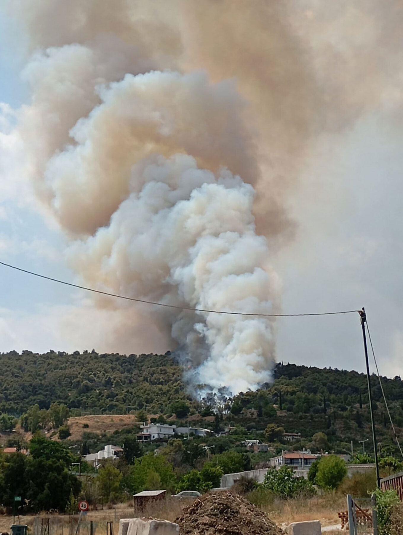 Συναγερμός έχει σημάνει στην Πυροσβεστική για φωτιά στα Γλυκά Νερά.