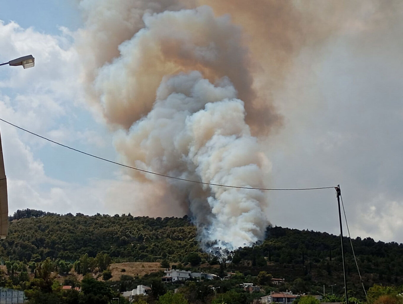 Συναγερμός έχει σημάνει στην Πυροσβεστική για φωτιά στα Γλυκά Νερά.