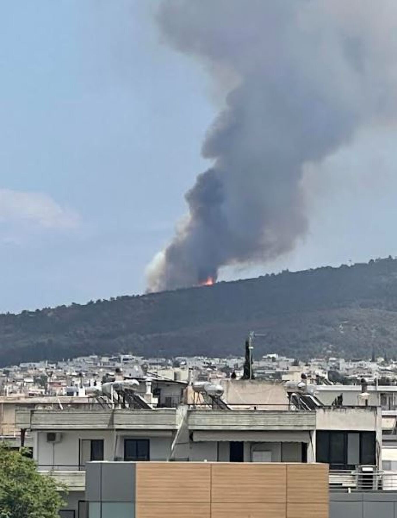 Συναγερμός έχει σημάνει στην Πυροσβεστική για φωτιά στα Γλυκά Νερά.