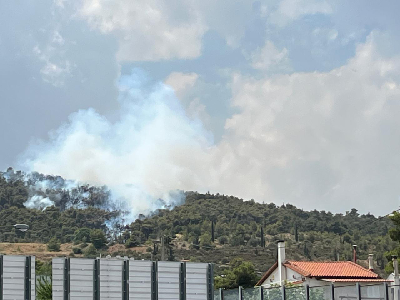 Συναγερμός έχει σημάνει στην Πυροσβεστική για φωτιά στα Γλυκά Νερά.