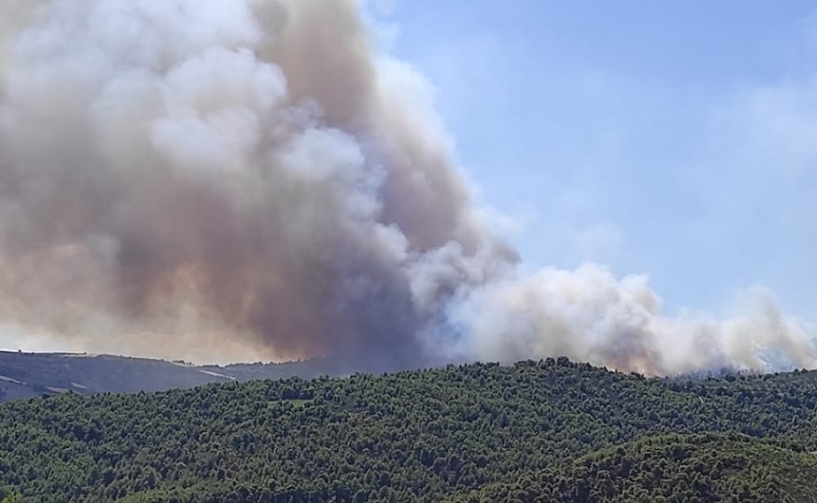 Μεγάλη φωτιά στην Κορινθία - Κοντά σε σπίτια οι φλόγες