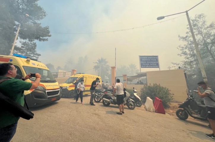 Οι πυροσβέστες δίνουν μάχη με διάσπαρτες εστίες