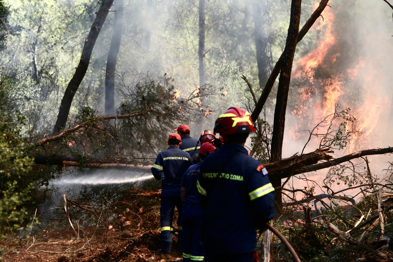 Μαίνεται η μεγάλη φωτιά στο Σοφικό