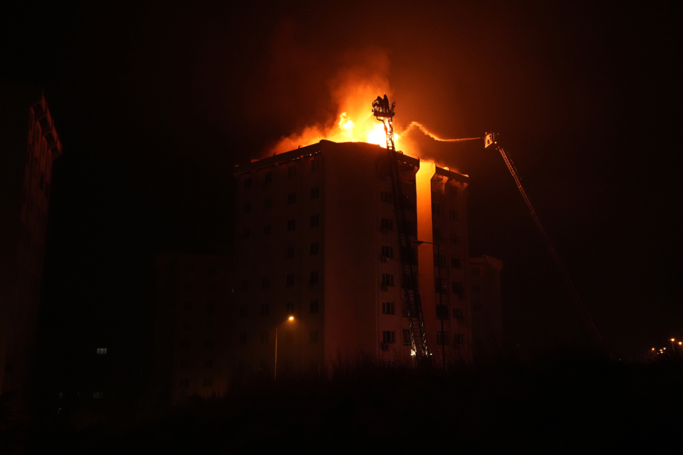 Πύρινη κόλαση στο Κορδελιό, οι φλόγες έφτασαν στα περίχωρα της Σμύρνης