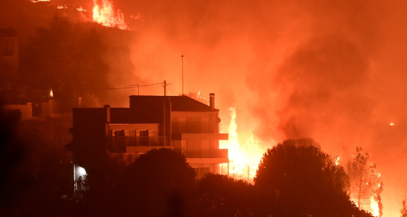 Πύρινη κόλαση στη βορειοανατολική Αττική