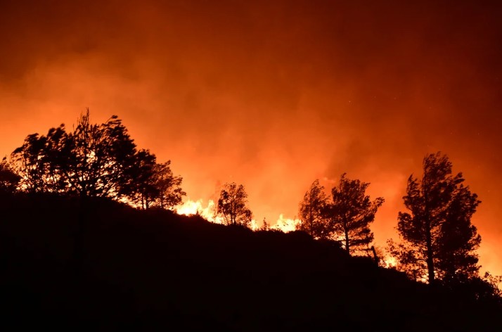 Πύρινη κόλαση στη βορειοανατολική Αττική