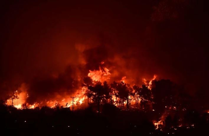 Πύρινη κόλαση στη βορειοανατολική Αττική