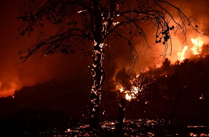 Πύρινη κόλαση στη βορειοανατολική Αττική