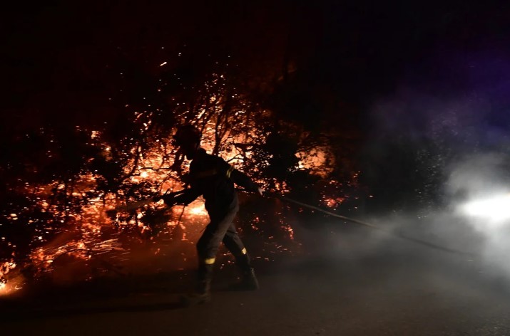 Πύρινη κόλαση στη βορειοανατολική Αττική