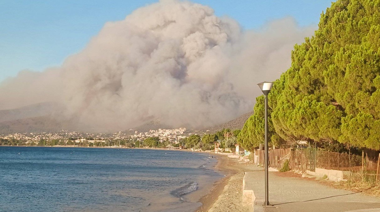 Εκτός ελέγχου η φωτιά - Με 32 εναέρια μέσα η τιτάνια μάχη