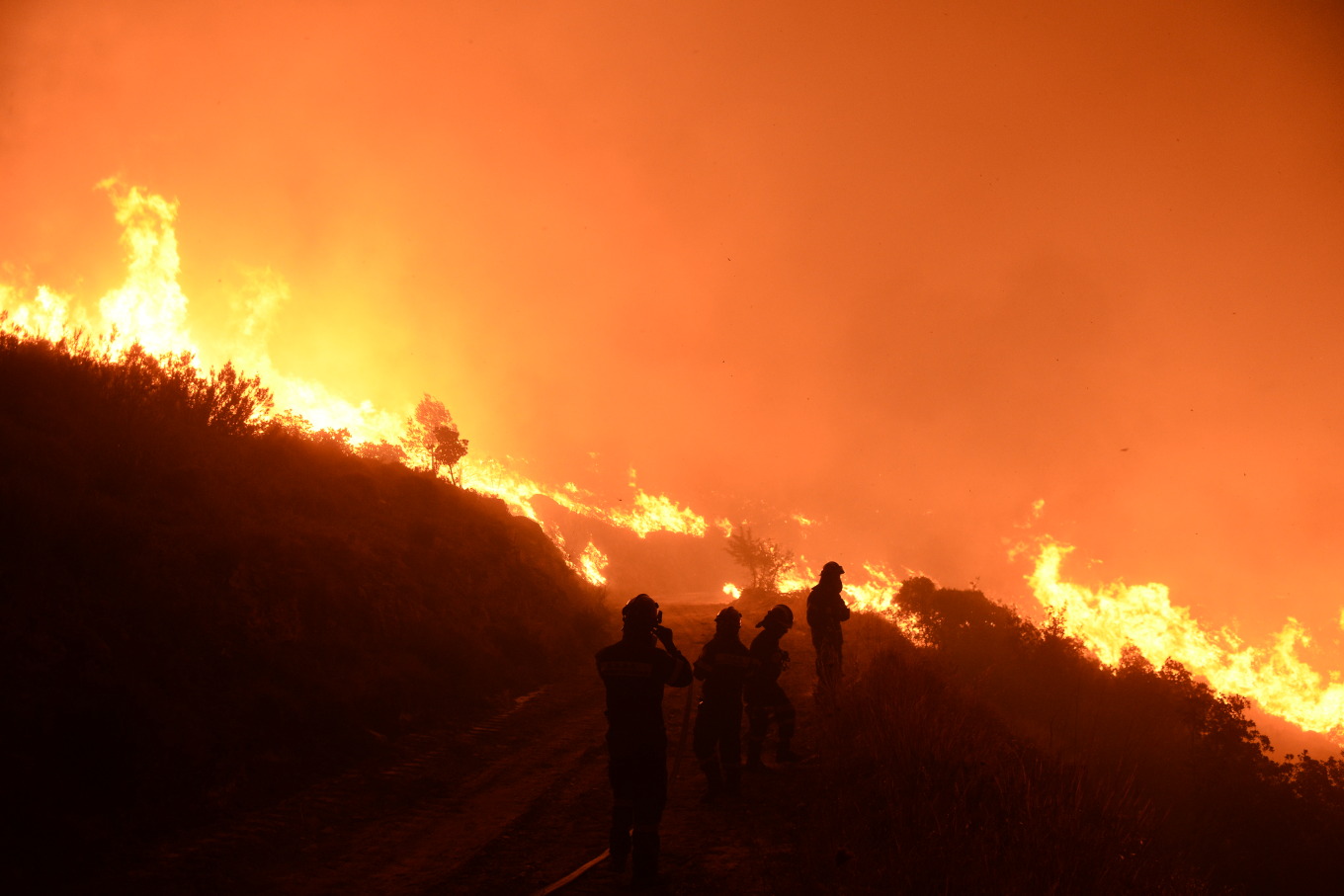 Πύρινη κόλαση στη βορειοανατολική Αττική