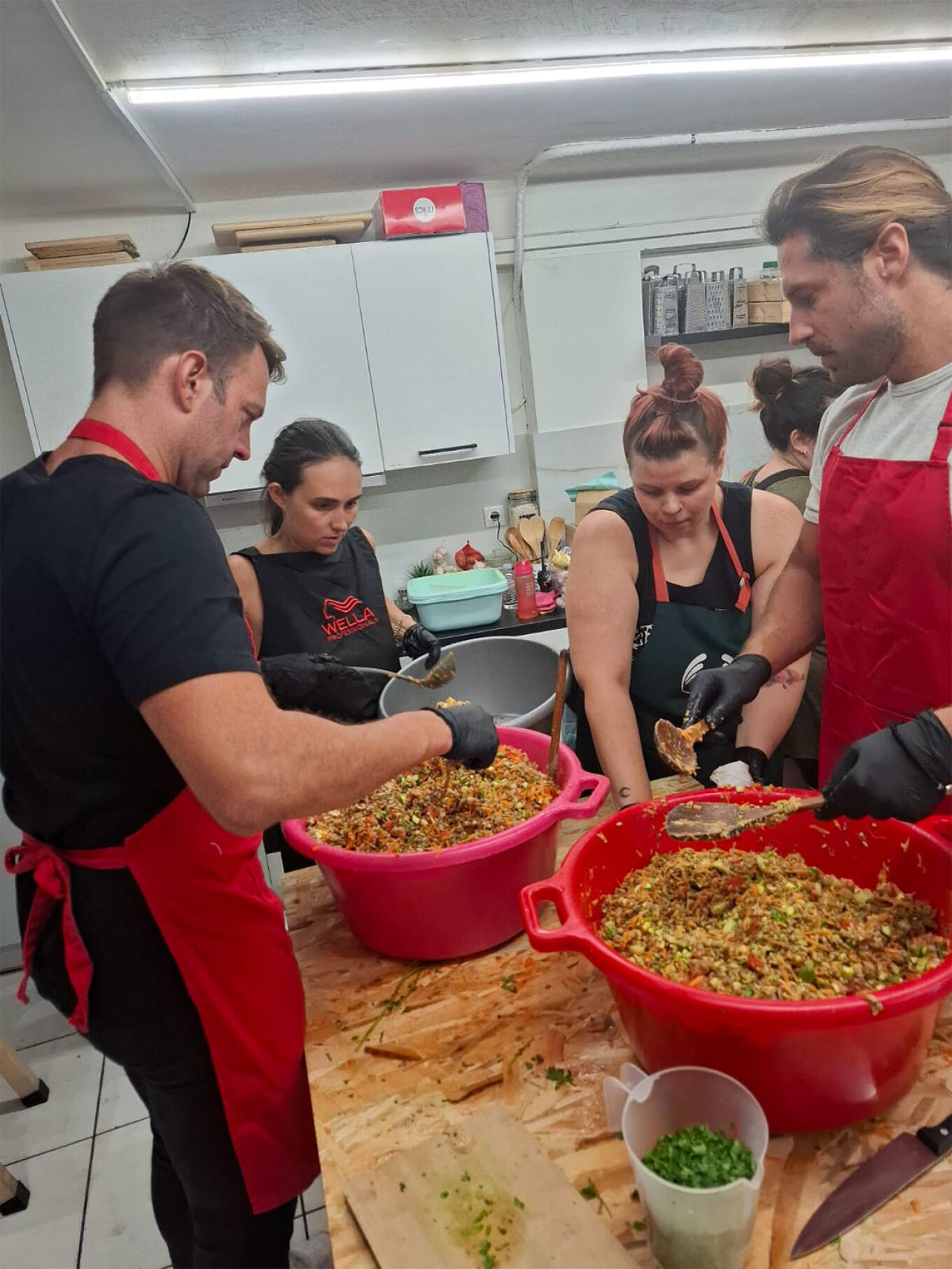 O Κασσελάκης επισκέφθηκε την οργάνωση «Humanity Greece» και μαγείρεψε