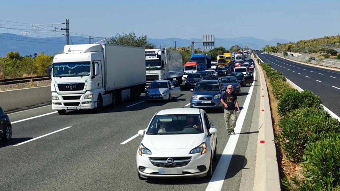 Φωτιά στην Αθηνών-Κορίνθου μετά από ανατροπή βυτιοφόρου