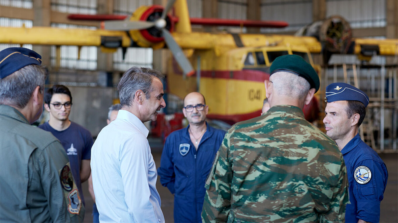 Στην βάση των Canadair στην Ελευσίνα ο Μητσοτάκης