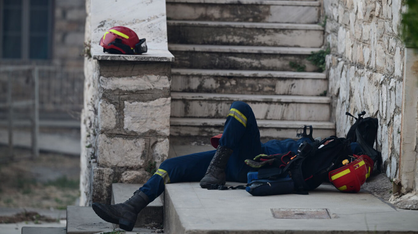 Η συγκλονιστική φωτογραφία του εξαντλημένου πυροσβέστη