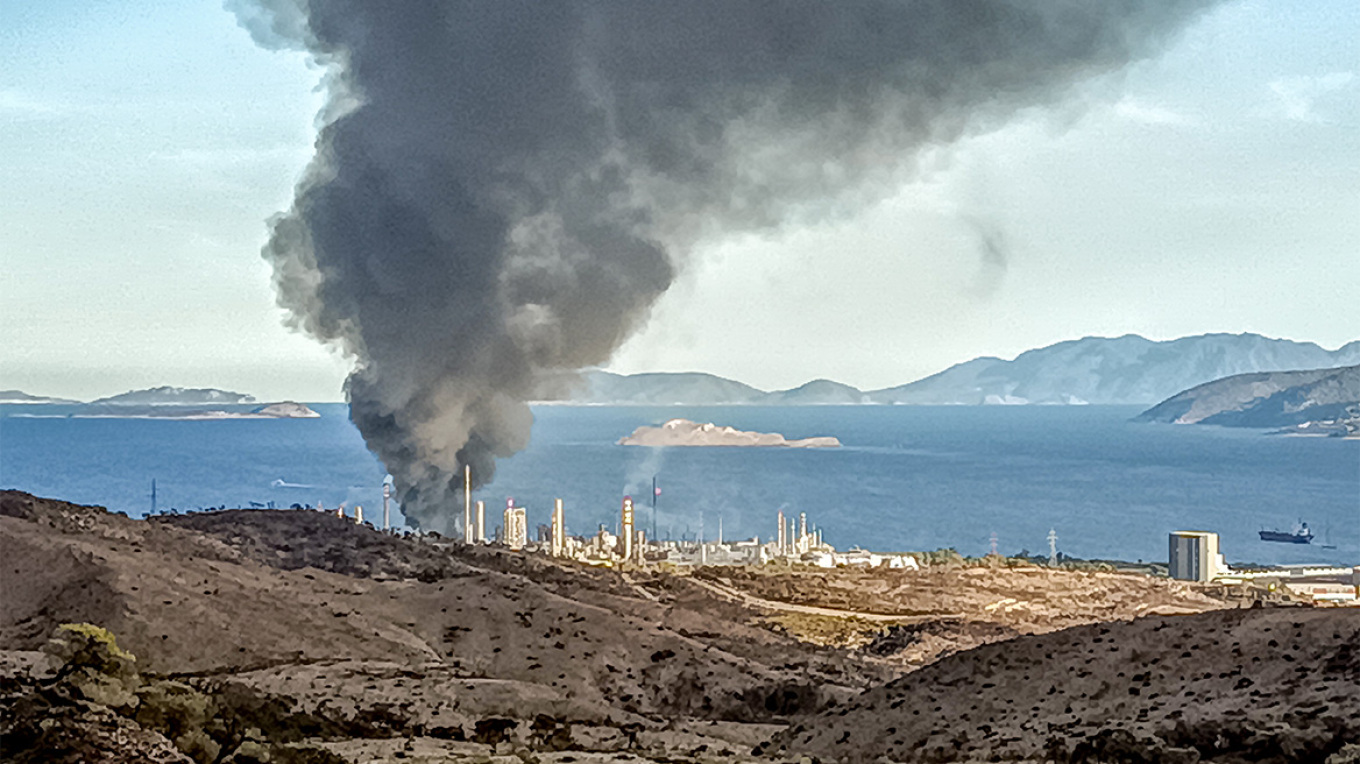 Φωτιά στα διυλιστήρια στους Αγίους Θεοδώρους