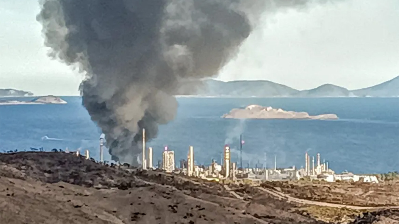 Φωτιά στα διυλιστήρια στους Αγίους Θεοδώρους