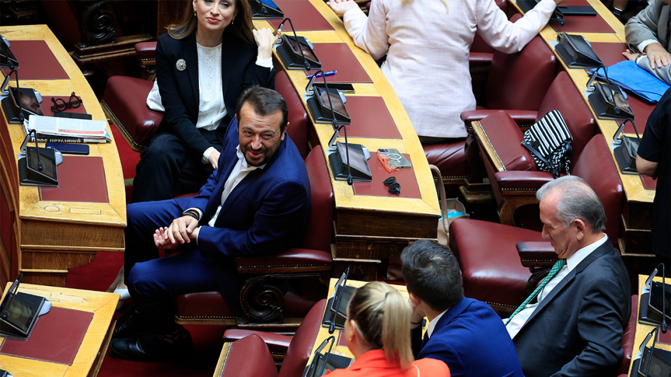 Τα πηγαδάκια στον αγιασμό στη Βουλή