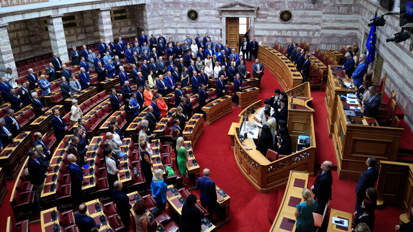 Τα πηγαδάκια στον αγιασμό στη Βουλή