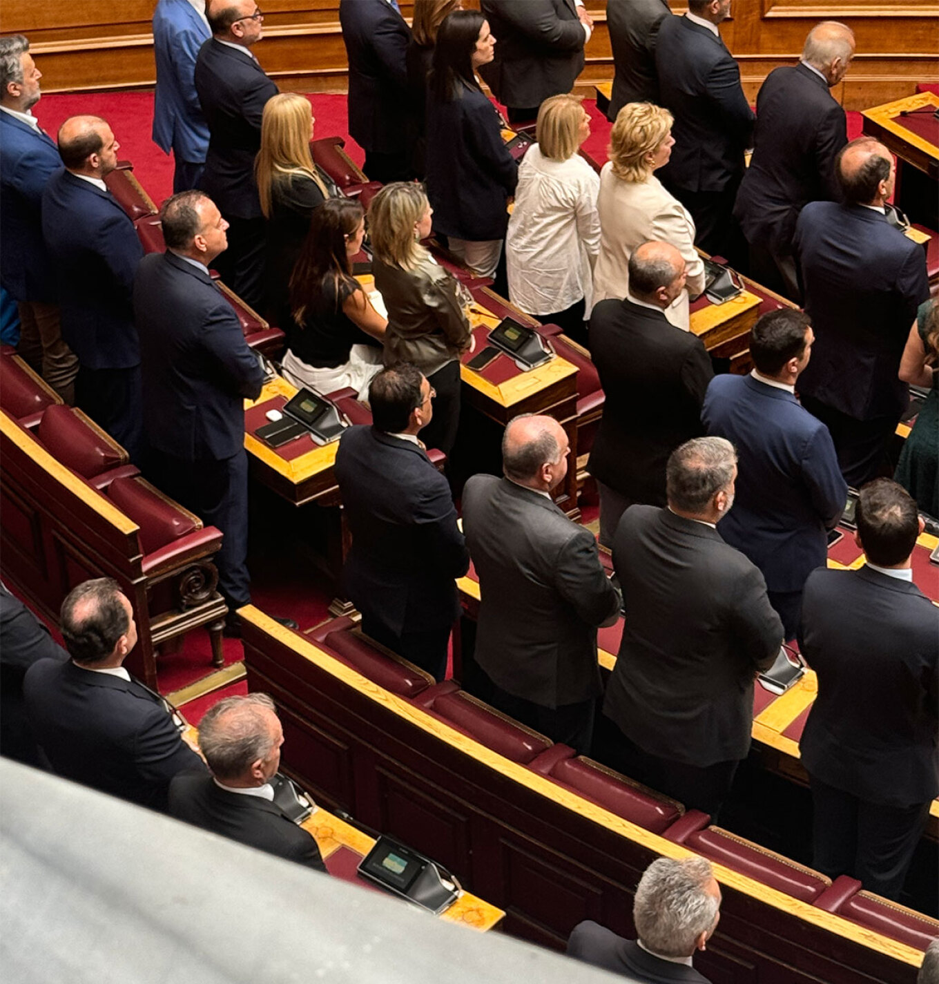 Τα πηγαδάκια στον αγιασμό στη Βουλή