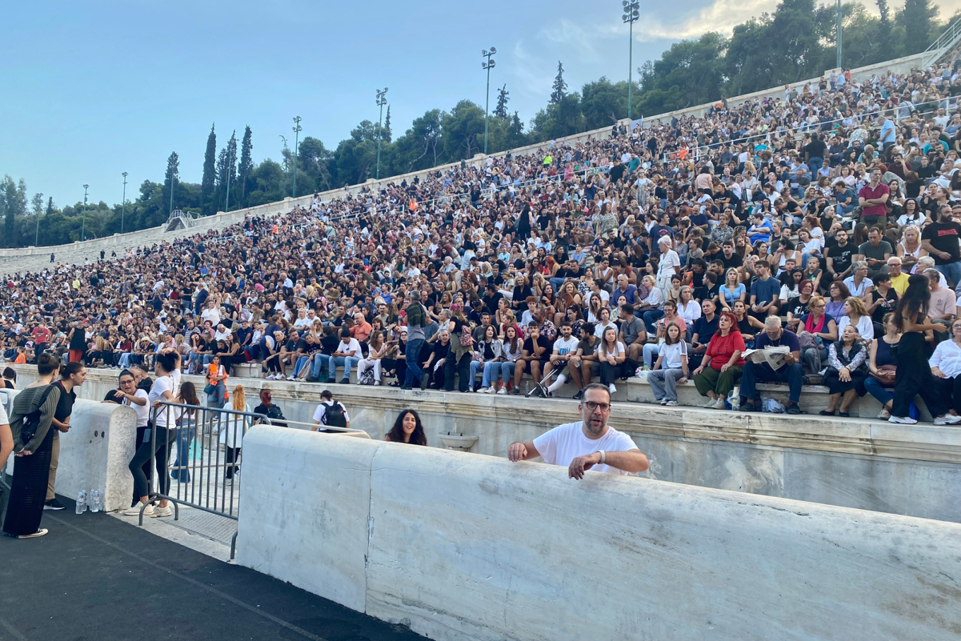 Πλήθος κόσμου στο Καλλιμάρμαρο για τη μεγάλη συναυλία για τα Τέμπη